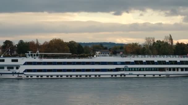 Bonn, Alemania: 21 de octubre de 2017: Nave turística en el río Rin — Vídeos de Stock