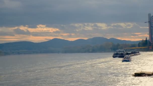 Bonn, Německo: 21 října 2017: Rýn řeka Panorama s budovou OSN, nákladní lodě, Mountines na pozadí — Stock video