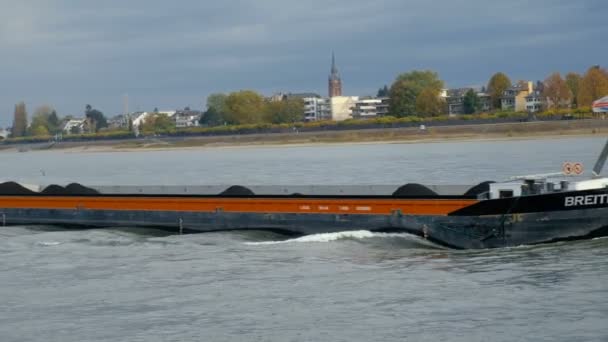 Bonn, Alemania: 21 de octubre de 2017: Buque cargado de carbón en el río Rin — Vídeos de Stock