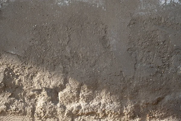 Texture del vecchio muro di cemento grigio per lo sfondo mezzo illuminato dal sole, spazio per il testo — Foto Stock