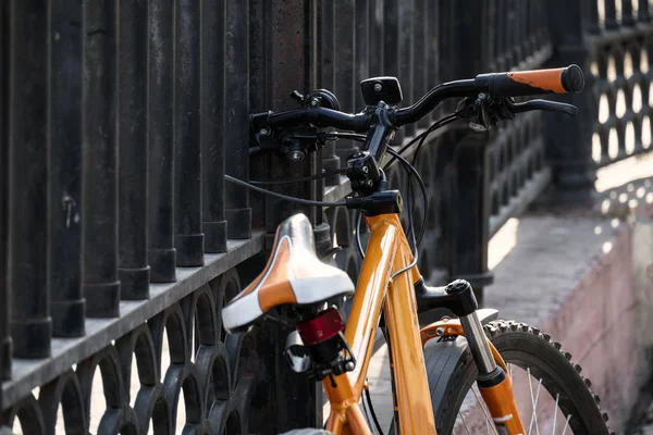 Mountain bike trancado pela cerca na rua da cidade na cidade — Fotografia de Stock