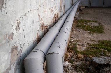 Isı yalıtımı, Grungy duvar metin için yer içinde kaydırılan borular