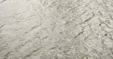 Yansımaları ve yeşil cam gibi su yüzeyinde ripples