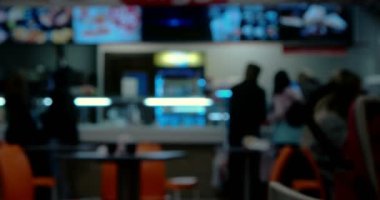 İnsanlar, bulanık bokeh arka plan ile ufuk kafe ya da fast food restoran sayaç