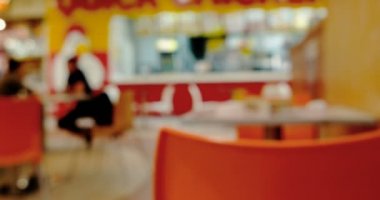 Ufuk Interier müşteriler ile. İnsanlar alışveriş merkezi food court içinde.