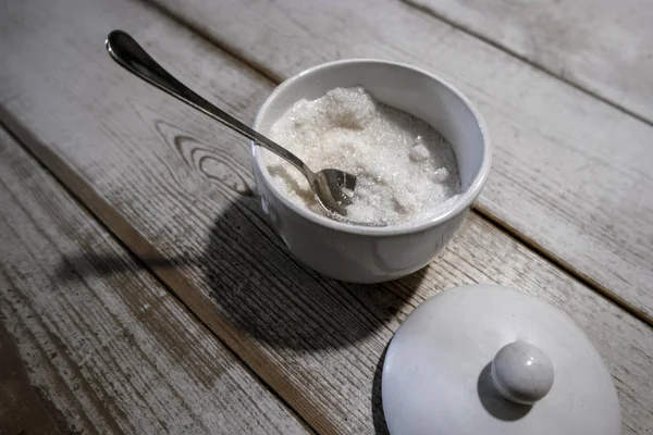 Buka mangkuk gula dengan sendok pada meja kayu tua terlihat dari atas — Stok Foto