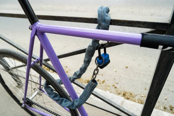 Eisenkette und Schloss an einem alten Fahrrad violetter Farbe — Stockfoto