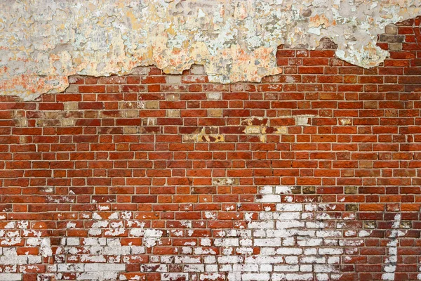 Lege oude baksteen muur textuur. Geschilderde noodlijdende muur oppervlak. Grunge Red Stonewall achtergrond. Shabby gebouw gevel met beschadigde pleister. Copyspace. — Stockfoto