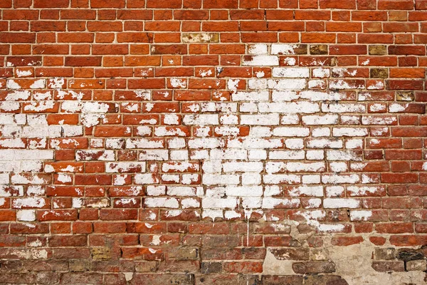 Sfondo del vecchio muro di mattoni vintage con macchia bianca di vernice. Piume da parete in mattoni vintage con spazio per il testo . — Foto Stock