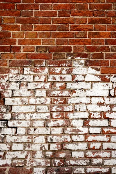 Eski yıpranmış tuğla duvar parçası — Stok fotoğraf