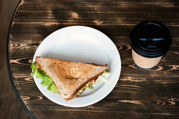 Déjeuner avec sandwich triangle sur fond sombre vue de dessus — Photo