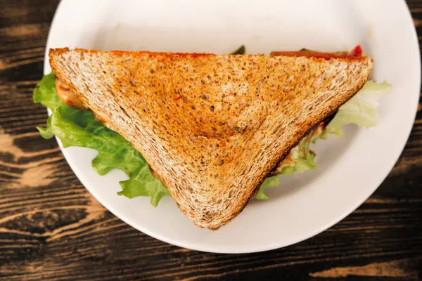 Üçgen sandviç üstten görünüm plaka üzerinde — Stok fotoğraf
