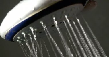 Closeup çalışma duş başlığı. Su spreyleri dışarı duş başlığı