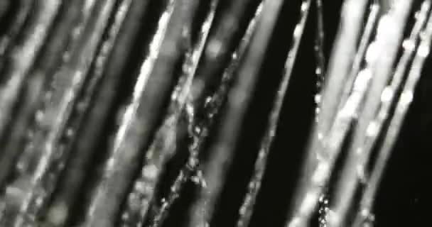 Strumienia natrysku spada podczas upadku ciężkie ulewy przeciwko czarny — Wideo stockowe