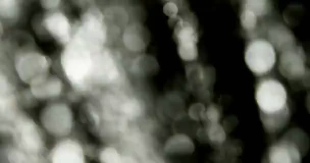 暗闇の中に散水をデフォーカス — ストック動画