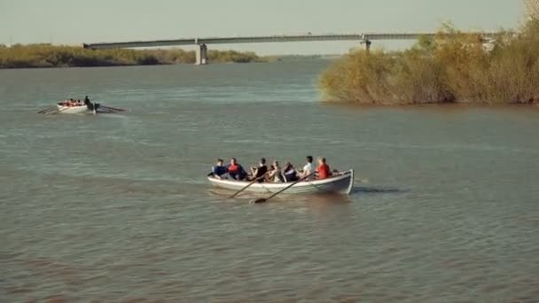 Astrachan (Rusland), 27 April 2018: Girl-scouts en Boy-scouts roeien Team op het Water. Houten roeiriemen roeien water. — Stockvideo