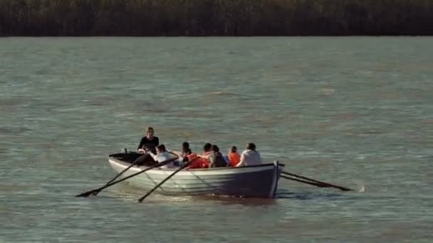 Astrakhan, Rusia, 27 de abril de 2018: Boy scouts Rowing Team on the Water. remos de madera remo agua . — Vídeo de stock