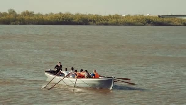 Astrakhan, Rússia, 27 de abril de 2018: Boy-scouts Rowing Team eading by girl scout — Vídeo de Stock