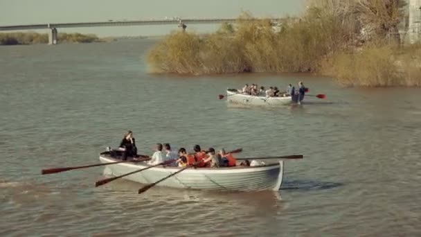 Astrakhan, Rússia, 27 de abril de 2018: Two Boats Boy-scouts Rowing Team on the Water. Orelhas de madeira remo água. — Vídeo de Stock