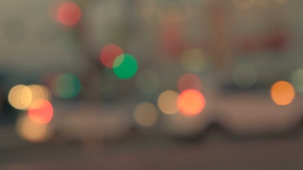 弥散夜城路: 汽车行驶。美丽的夜晚散景城市夜生活 — 图库视频影像