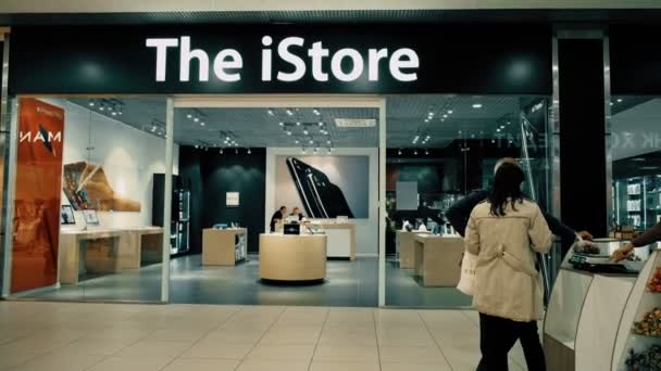 Astrakhan, Russie - 28 avril 2018 : Logo iStore dans le centre commercial. L'iStore est une importante chaîne de magasins de détail appartenant à Apple Inc., vendant des ordinateurs et de l'électronique grand public . — Video