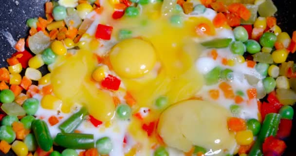 Gebakken eieren met plantaardige Confetti timelapse — Stockvideo