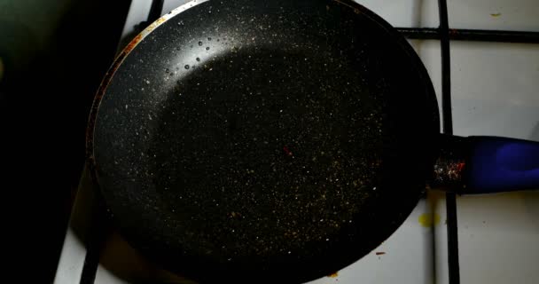 Stir fry. Empty Pand and after pan full of frozen vegetables — Stock Video