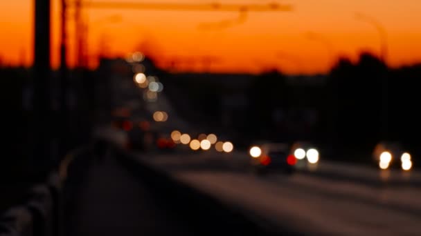 Desenfocado Dramático Cielo Rojo De Puesta De Sol Y Flujo De Coches De Cercanías — Vídeo de stock