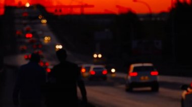 İki pwdwsrtians siluetleri ufuk carlights önünde görünümü arka