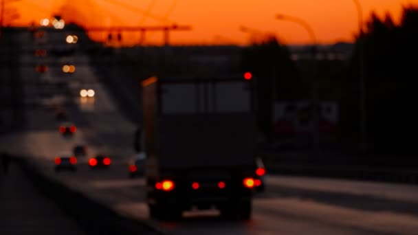 Automobili che viaggiano sulla strada di cavalcavia alla luce del tramonto — Video Stock