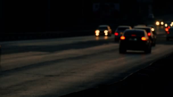 Coches borrosos moviéndose en la noche . — Vídeos de Stock