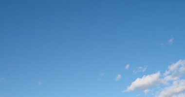 Gün içinde bulutların yer değiştirmesi gökyüzü zaman aşımı