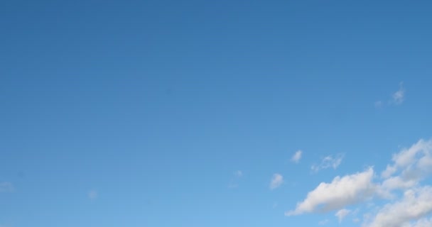 การเปลี่ยนแปลงของเมฆในช่วงเวลาท้องฟ้ากลางวัน — วีดีโอสต็อก
