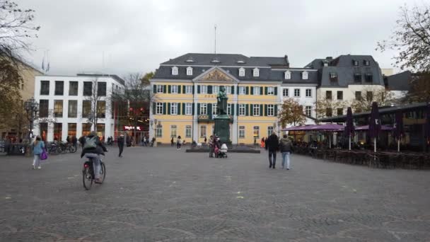 Bonn, Németország 2019. október 04.: Tovább Beethoven-szobor felé Bonnban — Stock videók