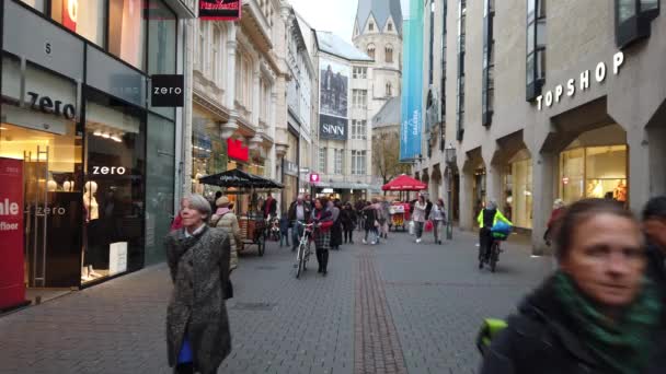 Bonn, Alemania 04 de octubre de 2019: Moviéndose en la calle de la ciudad hacia la plaza de la Catedral de Bonner Munster 4k 60fps slow motion — Vídeos de Stock