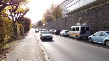 Bonn Almanya, 06 Kasım 2019: Birçok araba Ren seti kaldırımına park edilmiş. 4K 50 fp.