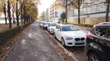 Bonn Almanya, 06 Kasım 2019: Birçok araba Ren seti kaldırımının her iki tarafına park etti. 450 fp.