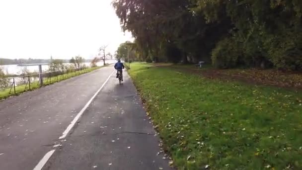 Punto de vista POV montar en bicicleta en el dique del río Rin en Bonn Alemania — Vídeos de Stock