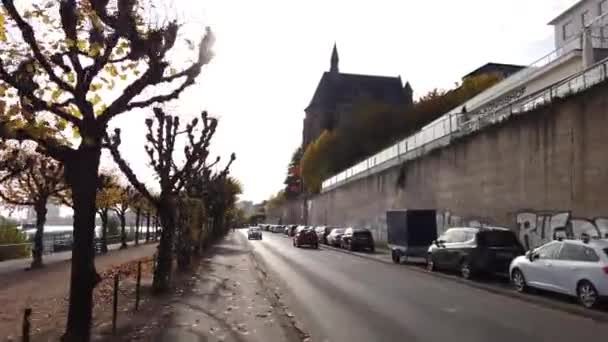 Bonn deutschland, 06. November 2019: Viele Autos parken auf Gehweg am Rheindamm mit mittelalterlicher Burg im Hintergrund 4k 50fps — Stockvideo