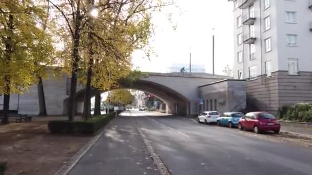 Bonn Duitsland, 06 november 2019: Pov rijden onder de Kennedy brug veel auto 's geparkeerd op de stoep van de Rijn dijk 4k 50fps — Stockvideo