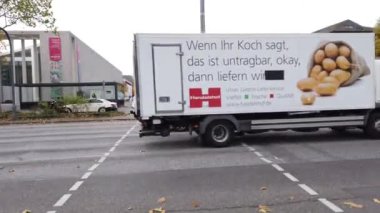 Bonn Almanya, 06 Kasım 2019: yoğun trafiğin yoğun olduğu şehir caddesi manzarası. 4k 50fps