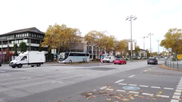 Bonn Germany, 06 ноября 2019: Many Cars On City Crossing. Дневное движение возле здания ООН. 4k 50fps — стоковое видео