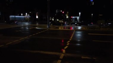Bonn Almanya, 06 Kasım 2019: Birleşmiş Milletler binası yakınlarında gece trafiği. 4k