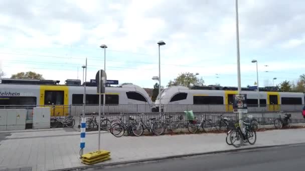 Bonn Germania, 06 Novembre 2019: partenza treno sulla stazione del campus delle Nazioni Unite 4k 50fps clip — Video Stock
