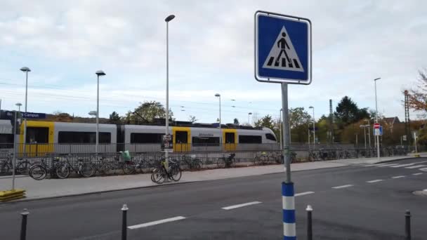 Бонн Германия, 06 ноября 2019 года: поезд на станции кампуса ООН в Бонне 4k 50fps — стоковое видео