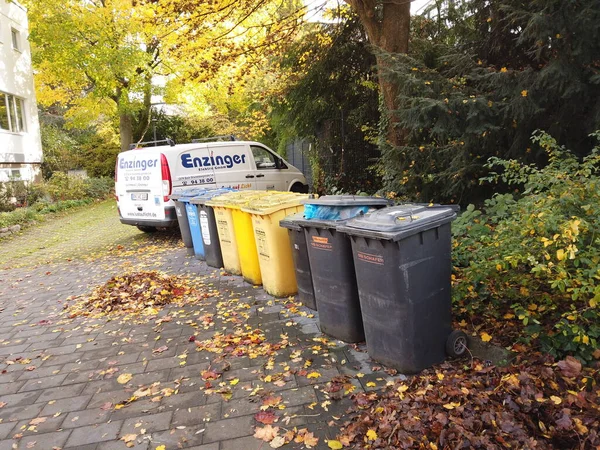 德国波恩，2019年11月8日：德国街上的垃圾箱。 城市回收场，有多种类型的垃圾桶。 德国街上的垃圾箱。 收集和处置 — 图库照片
