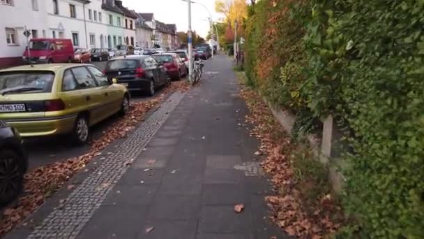 Bonn Alemania, 10 de noviembre de 2019: Vista de POV de moverse por la calle con autos estacionados — Vídeos de Stock