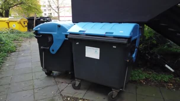 Bonn Germania, 10 novembre 2019: cassonetti della spazzatura vicino al dormitorio degli studenti Romerlager. Cassonetti della spazzatura in una zona residenziale vicino al parcheggio per biciclette — Video Stock