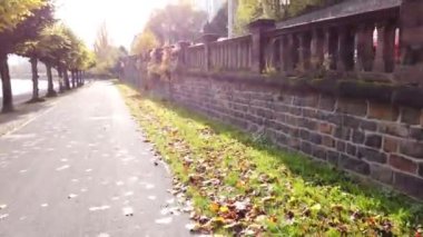 Bonn Almanya, 06 Kasım 2019: Ren seti kaldırımında bisiklet sürme pov 4k 50fps klip