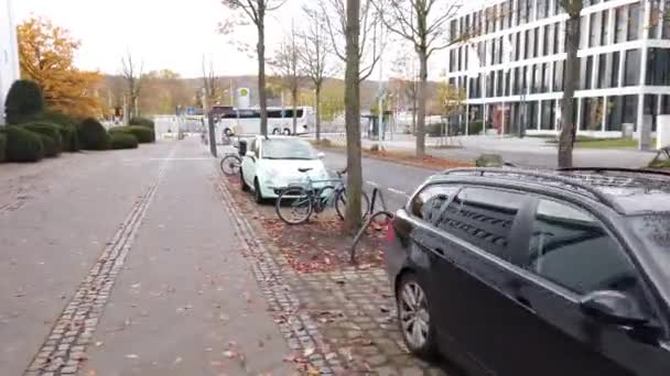 Bonn Alemania, 06 de noviembre de 2019: Gran punto de vista de montar carril bici hacia la estación del campus de la ONU Tren regular que llega imágenes de 4k 50fps — Vídeos de Stock